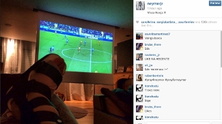Neymar postou foto no Instagram assistindo à partida do Barcelona Neymar postou foto no Instagram assistindo à partida do Barcelona