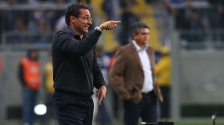 Vanderlei Luxemburgo orienta o Grêmio durante o empate com o São Paulo Vanderlei Luxemburgo orienta o Grêmio durante o empate com o São Paulo