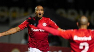 Rodrigo Moledo celebra seu gol com Gabriel