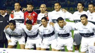 Elenco do Olimpia campeão da Libertadores em 2002, com Tavarelli (vermelho) no gol Elenco do Olimpia campeão da Libertadores em 2002, com Tavarelli (vermelho) no gol