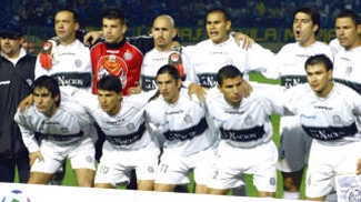 Elenco do Olimpia campeão da Libertadores em 2002, com Tavarelli (vermelho) no gol