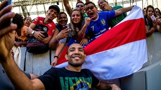 José Aldo se joga nos braços da torcida após treino aberto do UFC 179 no Maracanã