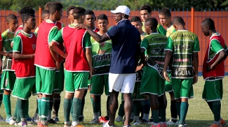 Seedorf comanda um treino com os jogadores do Nova Iguaçu Seedorf comanda um treino com os jogadores do Nova Iguaçu