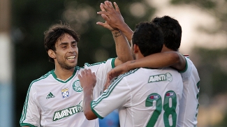 Valdivia comemora o gol de Charles (28) na vitória do Palmeiras sobre o Oeste Valdivia comemora o gol de Charles (28) na vitória do Palmeiras sobre o Oeste