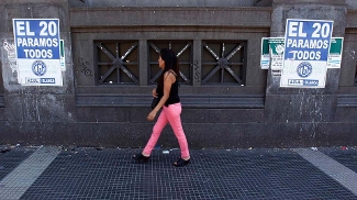 Argentina passa por cartaz chamando para a greve geral de terça-feira
