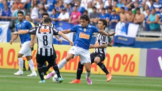 Ricardo Goulart e Leandro Donizete disputam a bola durante Cruzeiro x Atlético Ricardo Goulart e Leandro Donizete disputam a bola durante Cruzeiro x Atlético
