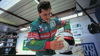 O novato limpa o capacete antes do primeiro GP da carreira