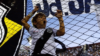 Criança torce pela Ponte Preta no Estádio do Lanús durante a final da Sul-Americana