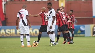 Jogadores do Vasco se preparam para dar a saída de bola após gol do Atlético-PR em Joinville