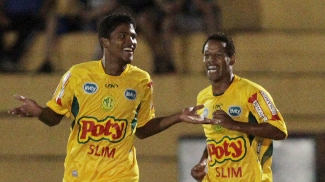 Jogadores do Mirassol comemoram na vitória sobre o Palmeiras