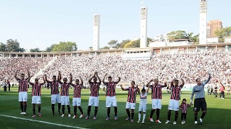 Jogadores do São Paulo saúdam a torcida visitante em clássico com Corinthians como mandante