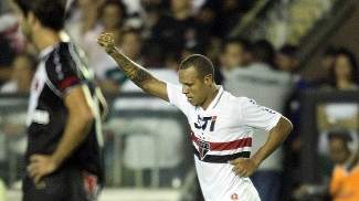 O são-paulino Luis Fabiano comemora seu gol na vitória sobre o Vasco em São Januário
