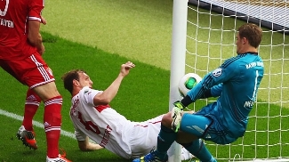 Neuer faz defesaça para impedir abertura do placar no jogo entre Bayern e Stuttgart Neuer faz defesaça para impedir abertura do placar no jogo entre Bayern e Stuttgart