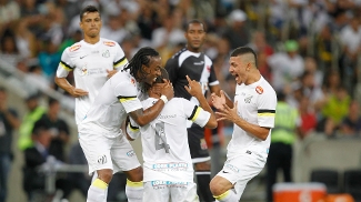 Bruno Peres (4) recebe o abraço dos companheiros após abrir o placar no Maracanã Bruno Peres (4) recebe o abraço dos companheiros após abrir o placar no Maracanã