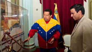 Hugo Chávez apresenta a espada de Simón Bolívar a César Farías Hugo Chávez apresenta a espada de Simón Bolívar a César Farías