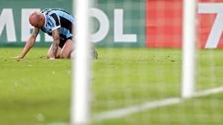 Cris fica no gramado após ser expulso ao cometer pênalti: segundo vermelho na Libertadores