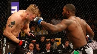 Johnson começa seu massacre sobre Gustafsson, calando a torcida sueca em Estocolmo