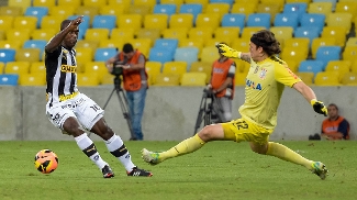 O botafoguense Seedorf driblou o goleiro corintiano Cássio, mas não conseguiu fazer o gol no Maracanã