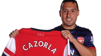 Santi Cazorla posa para foto segurando a camisa do Arsenal