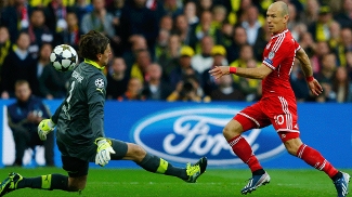 Robben fica cara a cara com o goleiro, mas desperdiça Robben fica cara a cara com o goleiro, mas desperdiça
