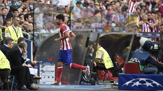 Diego Costa corre para os vestiários após ser substituído no início da final em Lisboa Diego Costa corre para os vestiários após ser substituído no início da final em Lisboa