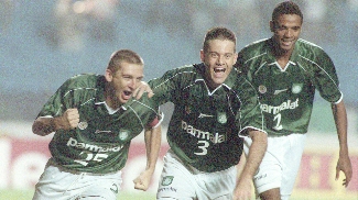 Galeano, Argel e Luis Cláudio em jogo do Palmeiras na Libertadores de 2000 Galeano, Argel e Luis Cláudio em jogo do Palmeiras na Libertadores de 2000