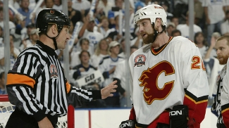 Regehr amargou o vice da NHL em 2004 com os Flames Regehr amargou o vice da NHL em 2004 com os Flames