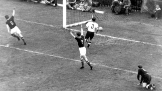Czibor (11) e Kocsis (8) celebram um dos gols da máquina húngara na final Czibor (11) e Kocsis (8) celebram um dos gols da máquina húngara na final
