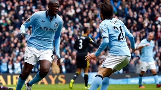 Yaya Touré celebra seu gol com David Silva: Manchester City derrotou o Chelsea