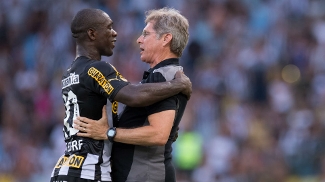 Seedorf e Oswaldo de Oliveira se abraçam ao fim da partida no Maracanã Seedorf e Oswaldo de Oliveira se abraçam ao fim da partida no Maracanã