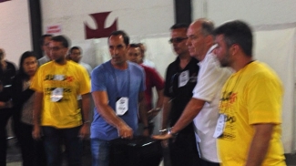 Edmundo, de camisa azul, vota na eleição do Vasco Edmundo, de camisa azul, vota na eleição do Vasco