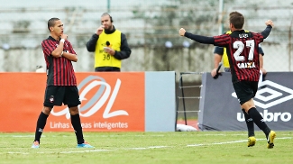 Marcos Guilherme Atlético-PR Comemora Gol Coritiba Atletiba Campeonato Brasileiro 25/05/2014