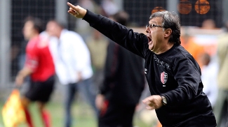 Gerardo Martino grita com seu time durante a semifinal no Independência