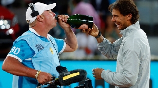 Rafael Nadal dá champanhe para o câmera Rafael Nadal dá champanhe para o câmera