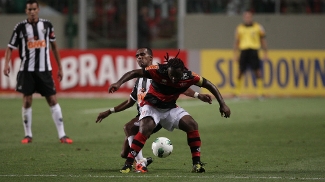 Vagner Love, do Flamengo, e Richarlyson, do Atlético-MG disputam bola