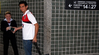 Ganso durante embarque do São Paulo para o Chile