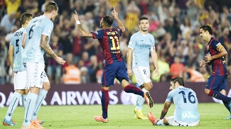 Neymar fez o segundo gol após passe de Daniel Alves Neymar fez o segundo gol após passe de Daniel Alves