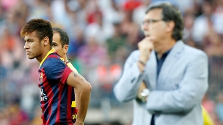 Ao lado do técnico Gerardo Martino, Neymar se prepara para entrar em campo