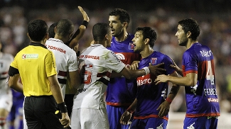 Jogadores de Tigre e São Paulo começaram briga em campo Jogadores de Tigre e São Paulo começaram briga em campo
