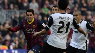 Messi é cercado por jogadores do Valencia durante a derrota