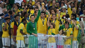 Thiago Silva levanta o trofeu de campeão da Copa das Confederações, no Maracanã Thiago Silva levanta o trofeu de campeão da Copa das Confederações, no Maracanã