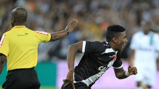 Thalles comemora um dos seus dois gols no Maracanã