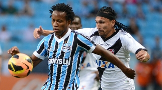 Zé Roberto e Guiñazu disputam um lance na Arena Grêmio