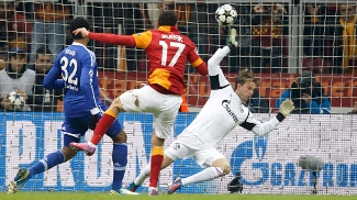 Burak Yilmaz abriu o placar da partida com um golaço