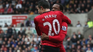 Van Persie e Evra comemoram gol do Manchester United