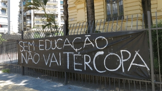 Cartaz fixado durante manifestação contra a Copa em São Paulo
