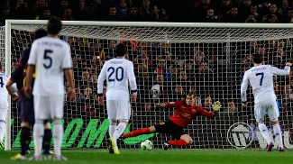 Cristiano Ronaldo abre o placar no clássico contra o Barcelona Cristiano Ronaldo abre o placar no clássico contra o Barcelona