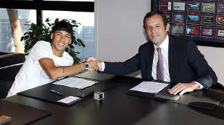 Neymar e Rosell após assinatura do contrato