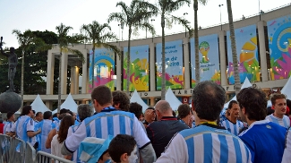 Argentinos fizeram festa antes do jogo no Maracanã Argentinos fizeram festa antes do jogo no Maracanã