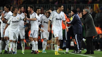 Time do Real foi comemorar o 3º gol com Mourinho Time do Real foi comemorar o 3º gol com Mourinho